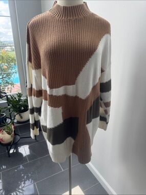 Venus Crew Neck Colorblock Knit Sweater in Brown and White